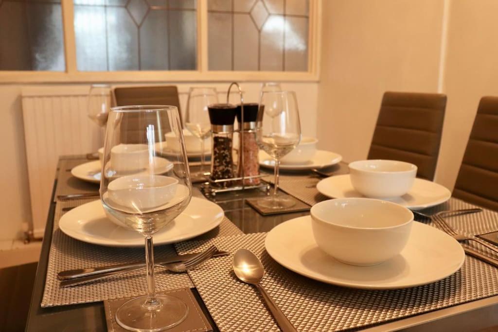 Lovely Staycation With Family Free Parking & Wifi Leeds  Exterior photo