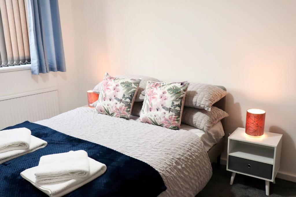 Lovely Staycation With Family Free Parking & Wifi Leeds  Exterior photo