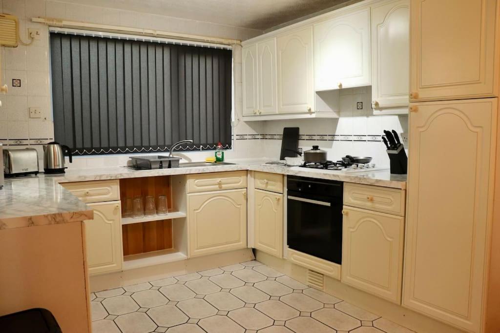 Lovely Staycation With Family Free Parking & Wifi Leeds  Exterior photo