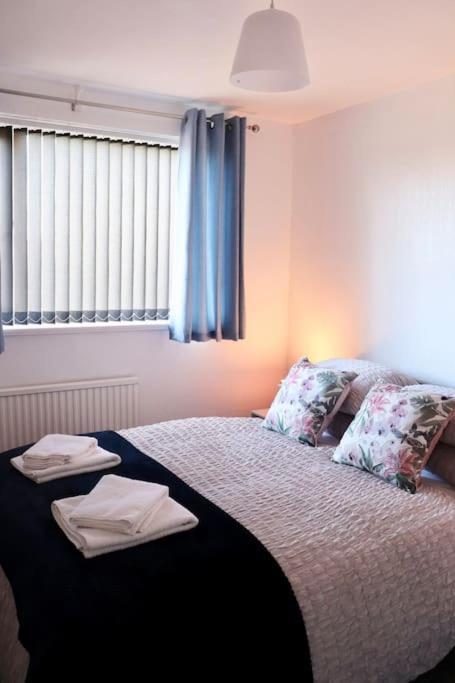 Lovely Staycation With Family Free Parking & Wifi Leeds  Exterior photo