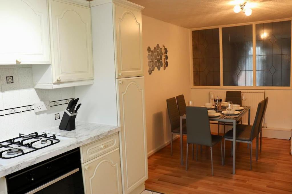 Lovely Staycation With Family Free Parking & Wifi Leeds  Exterior photo